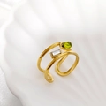 Detalle del anillo dorado con circonita verde y cristal rectangular transparente - Abierto Ajustable / Verde oliva