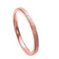 Bague empilable minimaliste en or rose avec finition givrée et design fin en titane - Anneau Givré Or Rose