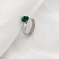 Detalle de una piedra de circón verde ovalada engastada en un anillo de acero inoxidable - Talla 7 / Estilo 2 / Mayo Plata