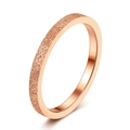 Bague empilable en acier titane avec finition mate or rose et surface intérieure polie miroir - Anneau Entièrement Givré Or Rose