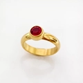 Anillo de acero inoxidable chapado en oro con un rubí rojo redondo facetado muy vibrante - US 7 / Dorado-Zirconia Roja
