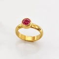 Anillo de acero inoxidable bañado en oro con cristal rosa redondo en engaste bisel - US 7 / Oro-Circón Rosa