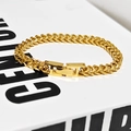 Macro-opname van een vergulde Franco kettingarmband met een stevige H-vormige vouwsluiting - 19cm / Goud (5*5mm)