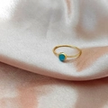 Anello minimalista in acciaio al titanio placcato oro 18K con gemma turchese tonda - n.5 / Acciaio-Celeste