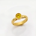 Anillo de acero inoxidable chapado en oro con una piedra de circón amarillo - US 7 / Dorado-Amarillo