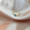 Anello minimalista placcato oro 18K con una gemma azzurra e una sottile fascia lucida - n.5 / Blu Pallido Acciaio