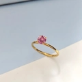 Minimalistischer goldener Edelstahlring mit rundem rosafarbenem Zirkon-Edelstein - US 6 / Juli Rosérot - Gold