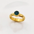 Vergulde roestvrijstalen ring met een ronde diepblauwe edelsteen in een zetting - Goud Meerblauwe Zirkonia