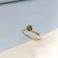Goldener Edelstahlring mit rundem grünem Zirkon in einer klassischen 4-Krallen-Fassung - US 6 / Mai Grün - Gold