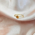 Anello minimalista in titanio 18K con pietra preziosa arancione su fondo in raso - n.5 / Ambra Acciaio