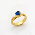 Minimalistische gouden roestvrijstalen ring met een ronde diepblauwe edelsteen - Goud-Koningsblauw Zirkonia