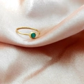Anello minimalista in titanio oro 18K con una pietra preziosa verde tonda lucida - n.5 / Verde Oliva Acciaio