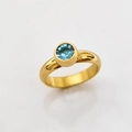 Minimalistische vergulde roestvrijstalen ring met een ronde blauwe edelsteen inzet - Goud-lichtblauwe Diamant