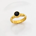 Minimalistische vergulde roestvrijstalen ring met een ronde zwarte onyx edelsteen in bezelzetting - Goud - Zwarte Zirkonia
