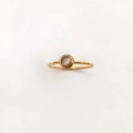 Minimalistischer 18K vergoldeter Titanring mit einem runden hellgrauen Naturstein - Größe 5 / Gold-Weiß
