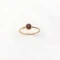 Minimalistischer 18K Gold Titanstahl Ring mit rundem violettem Naturstein in Fassung - Größe 5 / Gold-Lila