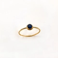 Anello minimalista in titanio placcato oro 18K con una pietra cabochon tonda blu scuro - n.5 / Oro-Blu Lago