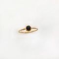 Anello minimalista placcato oro 18K con una pietra naturale nera rotonda lucidata - n.5 / Oro-Nero