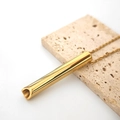 Collar con colgante de silbato para meditación en oro pulido sobre piedra natural - Tubo Estándar / Dorado
