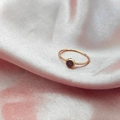 Anello minimalista in titanio 18K con pietra naturale grigia su morbido raso rosa - n.5 / Oro rosa - Viola