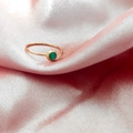 Anello minimalista in acciaio al titanio placcato oro 18K con gemma verde tonda - n.5 / Oro Rosa - Verde Oliva