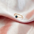 Minimalistischer 18K vergoldeter Ring mit blauem Edelstein auf Seidenhintergrund - Größe 5 / Stahlseeblau