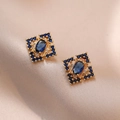 Boucles d'oreilles vintage dorées avec pierres bleu saphir sur tissu en soie rose - Boucles d'Oreilles Bleu Saphir (E532)
