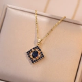 Collier élégant en acier titane doré avec pendentif fleur en saphir bleu et zircon - Collier Bleu Saphir (X2269)