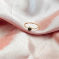 Anello minimalista placcato oro 18 carati con pietra naturale nera su fondo di seta - n.5 / Acciaio - Nero