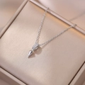 Edle Edelstahlkette mit diamantbesetztem Projektil-Anhänger auf edlem Samt-Hintergrund - Halskette mit Anhänger / Stahlfarbene Halskette (X2124)