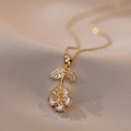 Elegante goldene Blumenhalskette mit Zirkonia-Kristallen auf Champagner-Samt-Hintergrund - Gold Halskette Set (X2279)