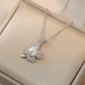 Collier trèfle argenté avec perle centrale et pavé de zircons sur une chaîne - Collier Fleur Zirconia (X2401)