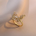 Anello farfalla dorato con cristalli di zirconia su elegante tessuto beige - Anello a Farfalla Dorato (J064)