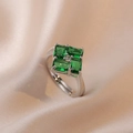 Detail eines verstellbaren Rings mit smaragdgrünen Zirkonia-Steinen im Windrad-Design - Smaragdgrüner Ring (J149)