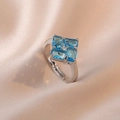 Macro dettagliata dell'anello regolabile in argento con pietre di zircone blu cielo - Anello Blu (J150)