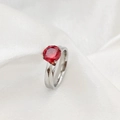 Anillo de acero inoxidable con circón rojo redondo engastado en 4 garras y acabado pulido - Talla 7 / Enero Acero-Estilo 1