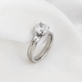 Anillo clásico de acero inoxidable con circón redondo y acabado plateado brillante - Talla 7 / Abril Acero-Estilo 1