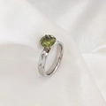 Anillo de acero inoxidable plateado con circón verde oliva y superficie facetada - Talla 7 / Agosto Acero-Estilo 1