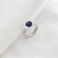 Anillo de acero inoxidable plateado con circón azul profundo y textura geométrica - Talla 7 / Septiembre Acero-Estilo 1