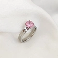 Anillo de acero inoxidable plateado con circón rosa redondo y banda facetada fina - Talla 7 / Octubre Acero-Estilo 1