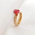 Anillo de acero dorado con circón ovalado rojo y banda con textura grabada a mano - Talla 7 / Enero Oro Rosa-Estilo 1