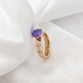 Anillo de acero inoxidable en oro rosa con circón morado ovalado y textura martillada - Talla 7 / Junio Oro Rosa - Estilo 1