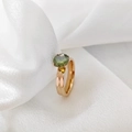 Anillo con circón verde redondo y piedra amarilla en banda de hoja de oro rosa - Talla 7 / Agosto Oro Rosa - Estilo 1