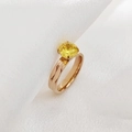 Anillo minimalista con piedra amarilla redonda y banda de oro rosa texturizada - Talla 7 / Noviembre Oro Rosa - Estilo 1