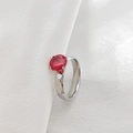 Anillo de acero inoxidable plateado con una gran piedra de circón rojo sobre seda blanca - Talla 7 / Estilo 2 / Enero Plata
