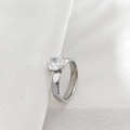 Anillo de acero inoxidable plateado con circón redondo y banda facetada geométrica - Talla 7 / Estilo 2 / Abril Plata