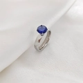 Anillo de acero inoxidable plateado con acabado martillado y circonita azul - Talla 7 / Septiembre Color Acero-Estilo 2