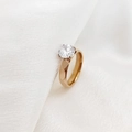 Anillo de acero inoxidable dorado texturizado con una brillante gema redonda clara - Talla 7 / Abril Oro Rosa-Estilo 2