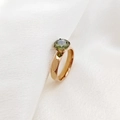 Anillo de oro rosa con una piedra de circón verde redondo y banda de textura tallada - Talla 7 / Agosto Oro Rosa-Estilo 2