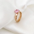 Anillo geométrico de oro rosa con circón rosa ovalado sobre fondo de seda blanca - Talla 7 / Octubre Oro Rosa-Estilo 2